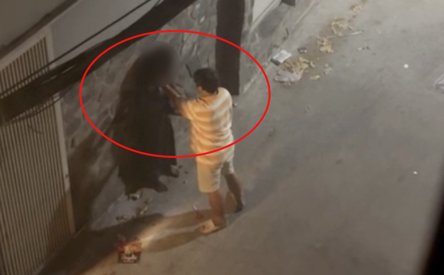 Phẫn nộ clip c&ocirc; g&aacute;i bị g&atilde; đ&agrave;n &ocirc;ng h&agrave;nh hung, dở tr&ograve; đồi bại trong hẻm vắng ở TP.HCM: Danh t&iacute;nh nghi phạm - Ảnh 1.