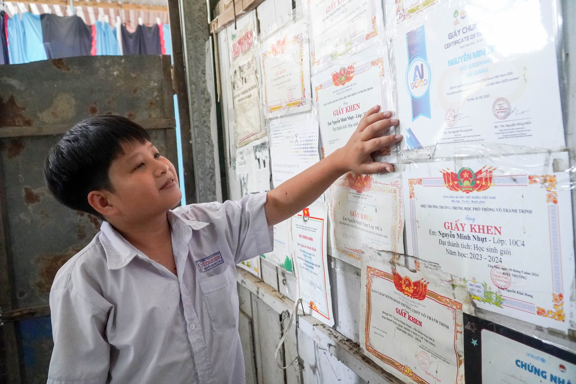 Ch&agrave;ng trai t&iacute; hon v&agrave; lời hứa với b&agrave; nội: 