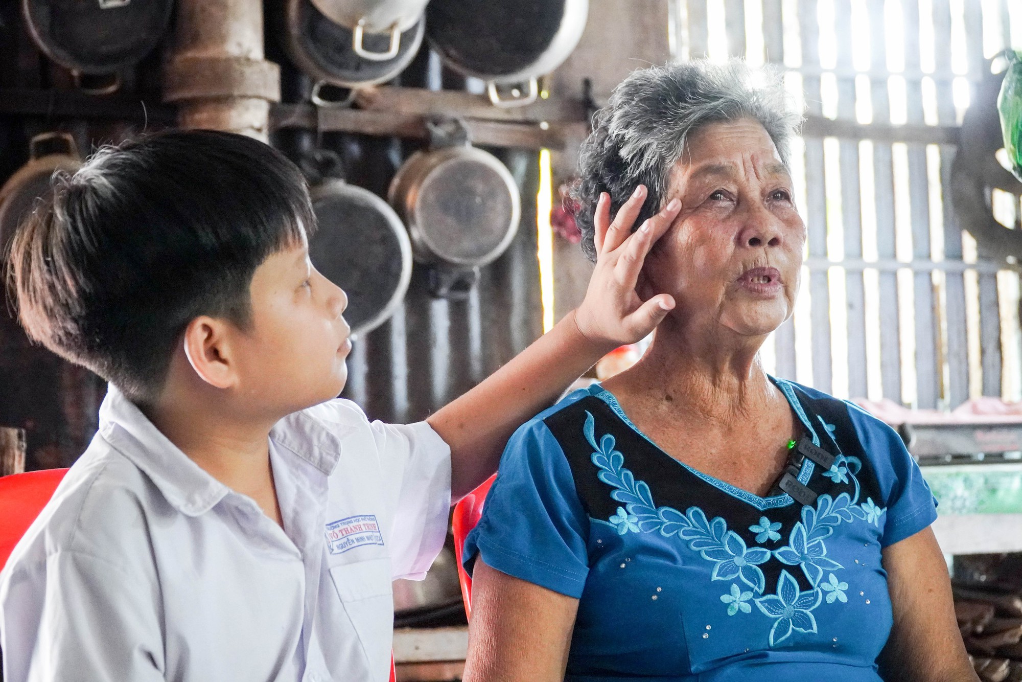 Ch&agrave;ng trai t&iacute; hon v&agrave; lời hứa với b&agrave; nội: 