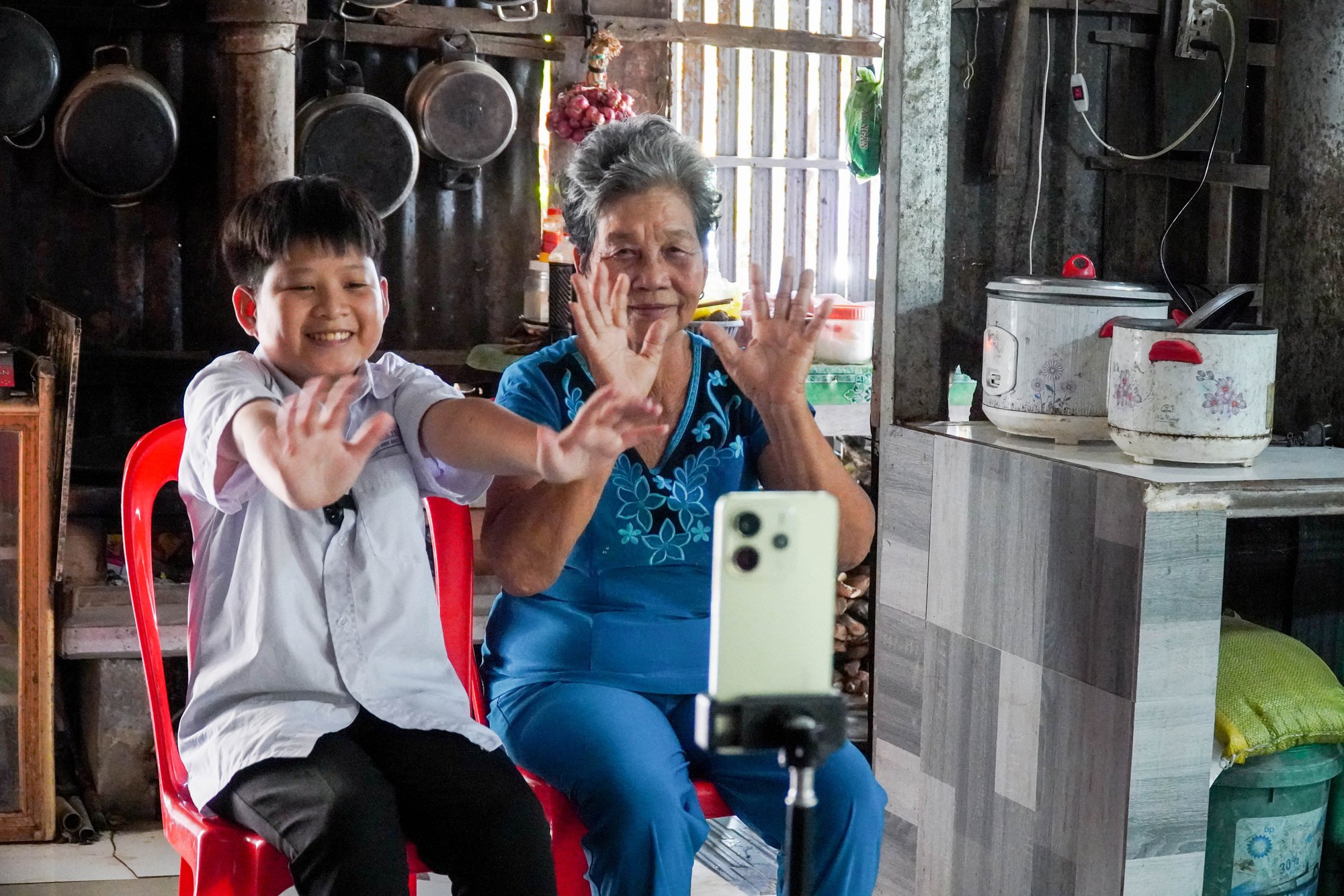 Ch&agrave;ng trai t&iacute; hon v&agrave; lời hứa với b&agrave; nội: 