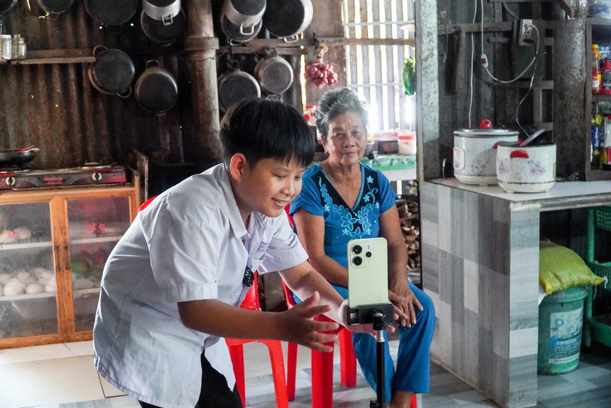 Ch&agrave;ng trai t&iacute; hon v&agrave; lời hứa với b&agrave; nội: 