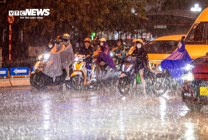 Kh&ocirc;ng kh&iacute; lạnh Miền Bắc 2026 g&acirc;y d&ocirc;ng lốc , mưa đ&aacute; v&agrave; sấm s&eacute;t trong th&aacute;ng 4 - Ảnh 1.