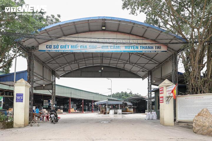 Cận cảnh l&ograve; mổ tuồn lợn bệnh v&agrave;o trường học ở H&agrave; Nội 2026 - Ảnh 1.