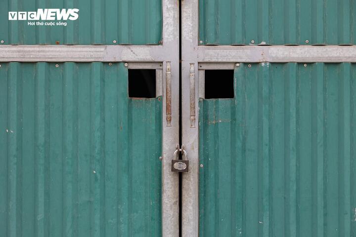 Cận cảnh l&ograve; mổ tuồn lợn bệnh v&agrave;o trường học ở H&agrave; Nội 2026 - Ảnh 16.