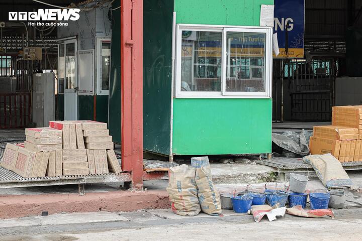 Cận cảnh l&ograve; mổ tuồn lợn bệnh v&agrave;o trường học ở H&agrave; Nội 2026 - Ảnh 6.