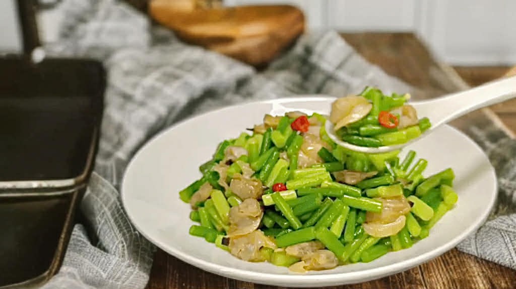 2 nguyên liệu này quả là sự kết hợp hoàn hảo: Xào nhanh trên lửa lớn sẽ làm nổi bật độ tươi ngon và giòn tan, vô cùng hấp dẫn - Ảnh 1.