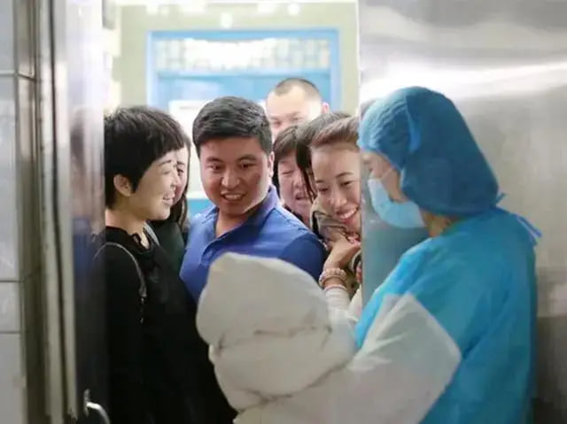 Sản phụ sinh 4 bé trai cùng lúc, người chồng phấn khích hét lớn: 