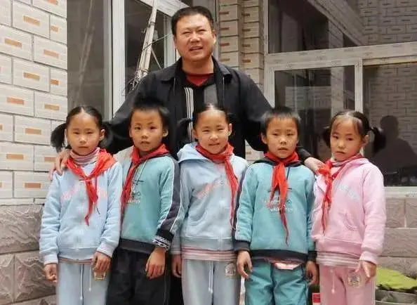 Sản phụ sinh 4 bé trai cùng lúc, người chồng phấn khích hét lớn: 