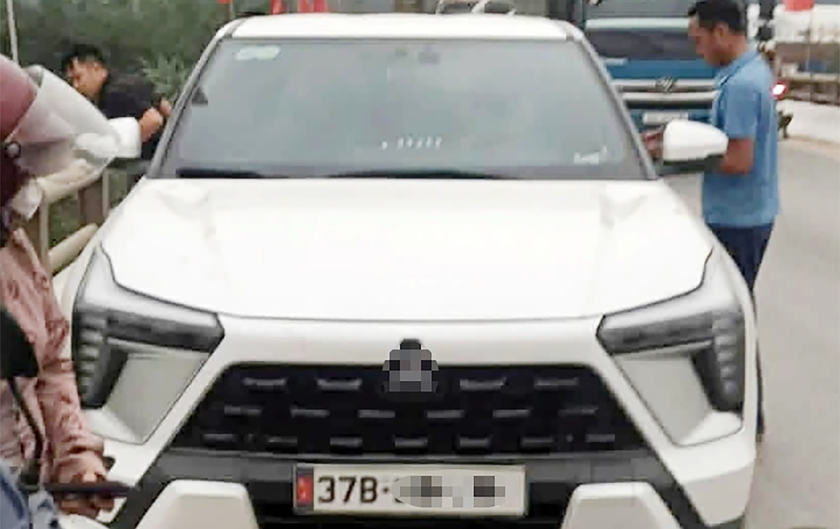 Người đ&agrave;n &ocirc;ng lao xuống s&ocirc;ng t&igrave;m kiếm c&ocirc; g&aacute;i trẻ nghi tự tử tại Nghệ An - Ảnh 1.