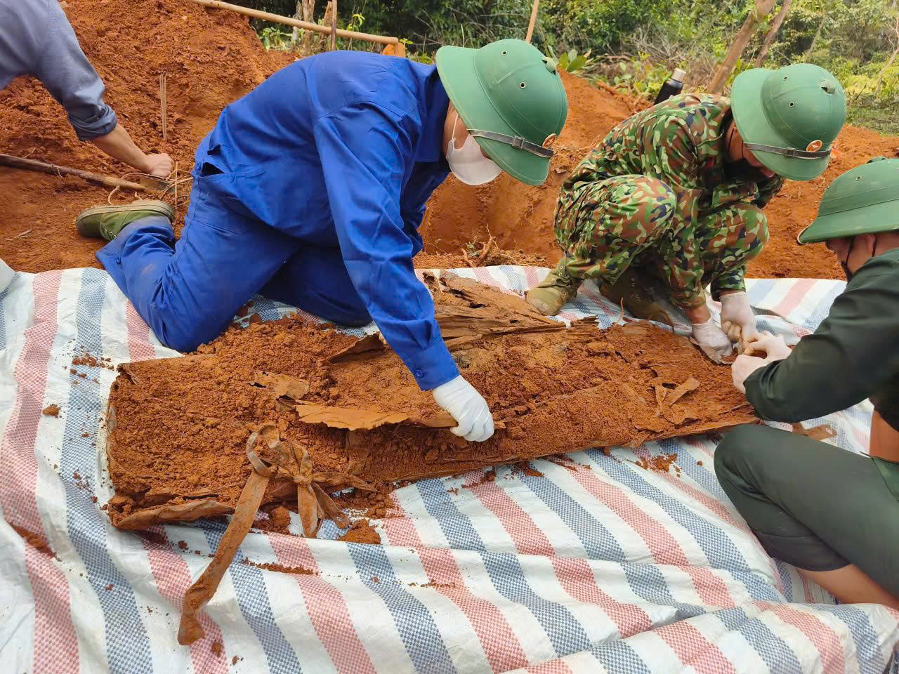 Ph&aacute;t hiện h&agrave;i cốt liệt sĩ v&agrave; lọ thủy tinh chứa th&ocirc;ng tin tại Quảng Trị - Ảnh 1.