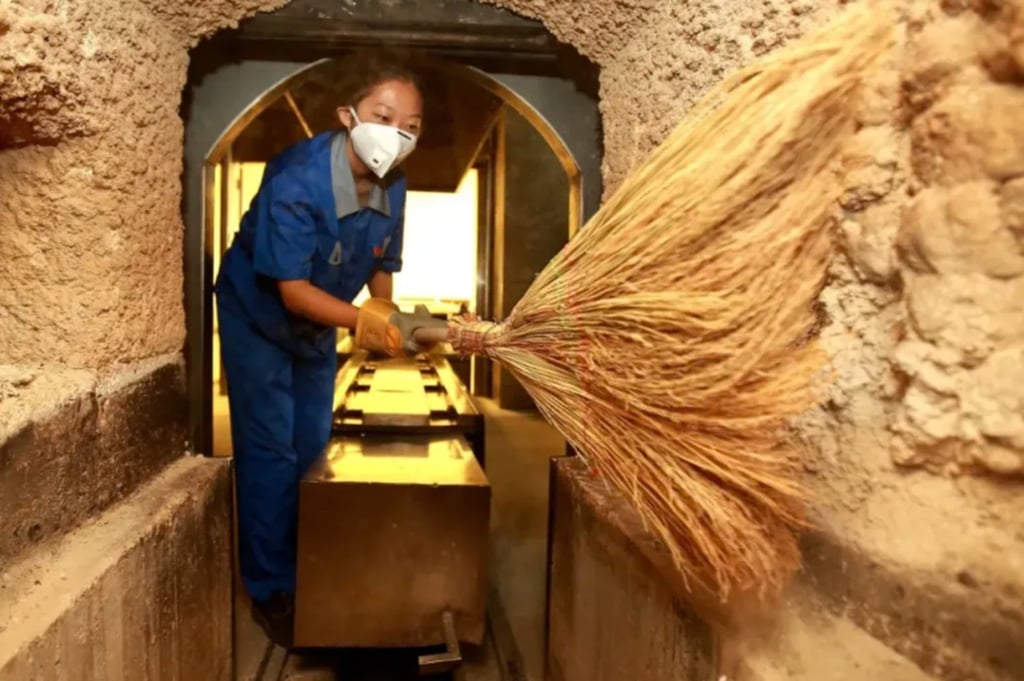 Cả thanh xu&acirc;n b&ecirc;n tro cốt: Những c&ocirc; g&aacute;i Hoa Hồng lửa sống rực rỡ giữa c&aacute;i chết - Ảnh 4.