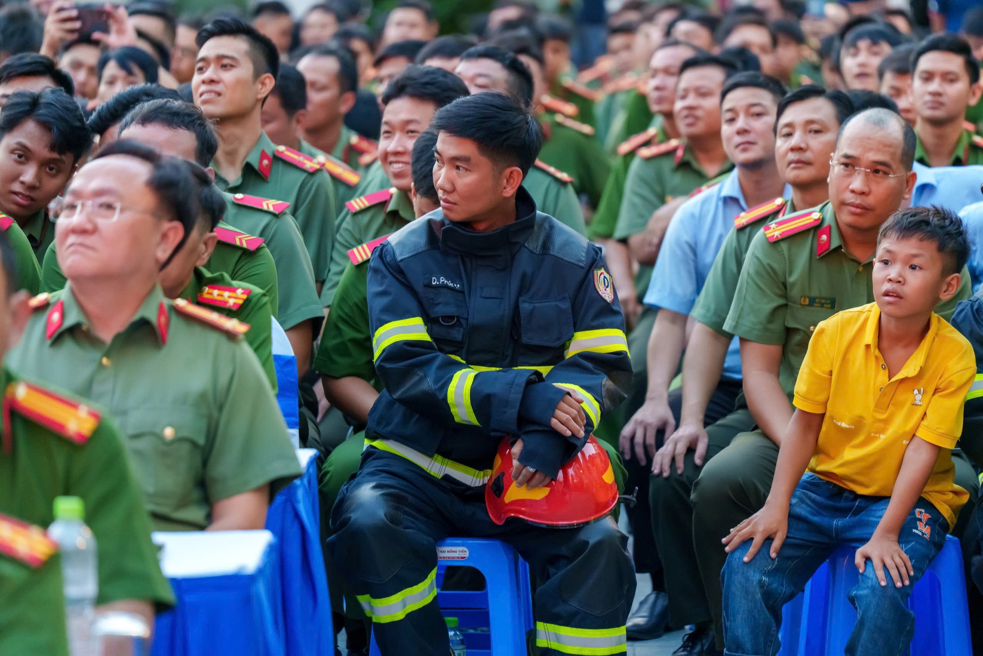 Cuộc giải cứu b&eacute; trai TP . HCM đầy cảm x&uacute;c giữa hai bức tường v&agrave; l&ograve;ng nh&acirc;n &aacute;i của những người l&iacute;nh - Ảnh 2.