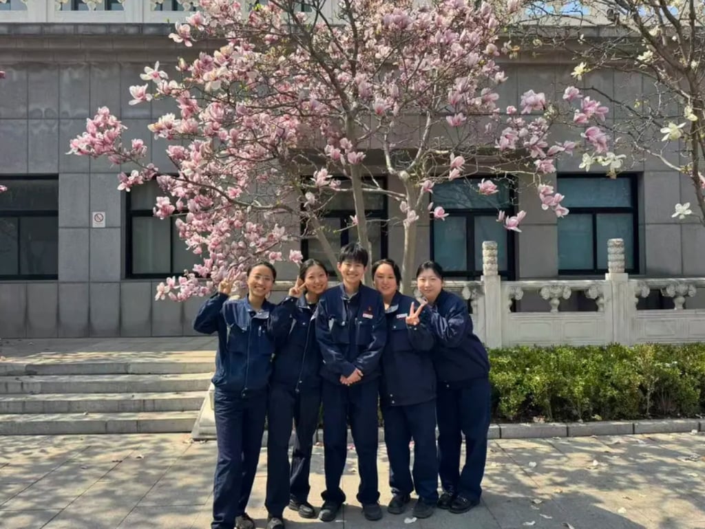 Cả thanh xu&acirc;n b&ecirc;n tro cốt: Những c&ocirc; g&aacute;i Hoa Hồng lửa sống rực rỡ giữa c&aacute;i chết - Ảnh 2.