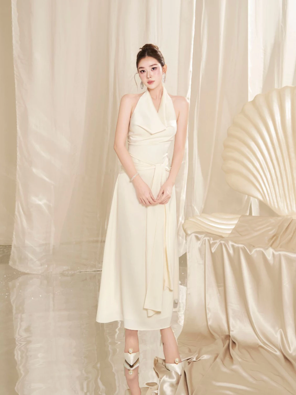 Ngọc Trinh - Tiểu Vy đọ d&aacute;ng bất ph&acirc;n thắng bại khi đụng h&agrave;ng - Ảnh 7.