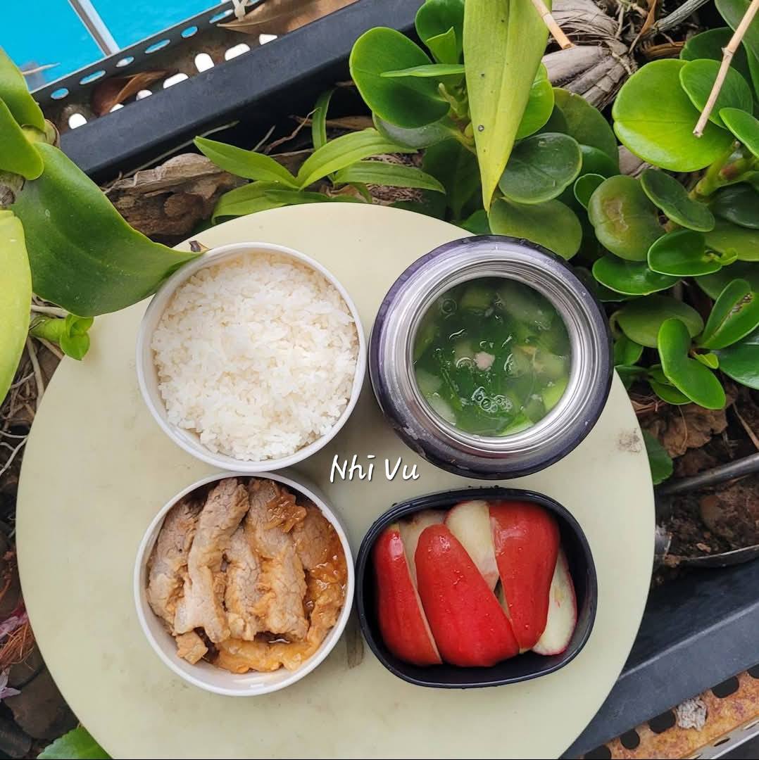 Một mẹ ở Thành phố Hồ Chí Minh phát động “chiến dịch nấu cơm 15 phút mỗi sáng” cho con mang đi học, phản ứng của bé gái khiến mẹ ngỡ ngàng- Ảnh 2. Một mẹ ở TP HCM phát động “chiến dịch nấu cơm 15 phút mỗi sáng” cho con mang đi học, phản ứng của bé gái khiến mẹ ngỡ ngàng - Ảnh 2.