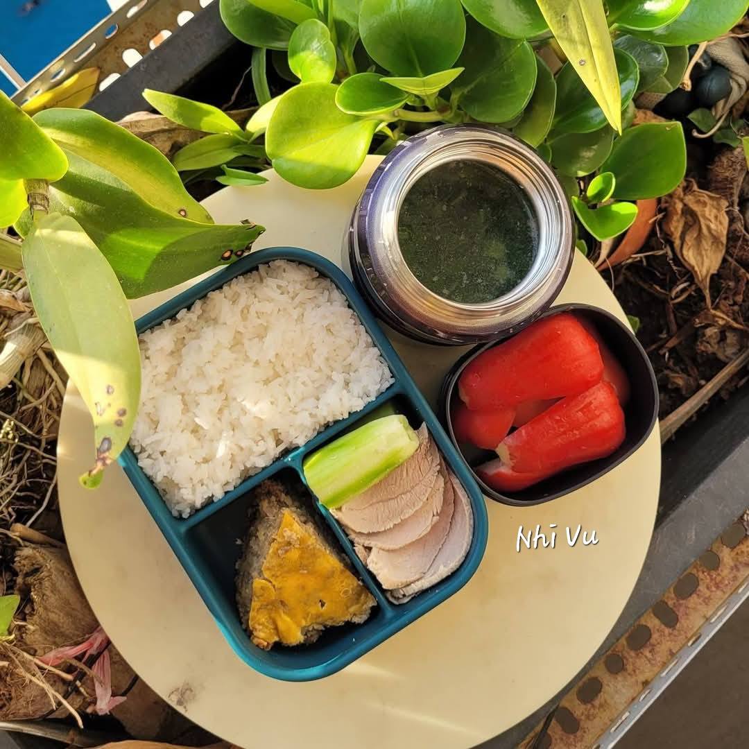 Một mẹ ở Thành phố Hồ Chí Minh phát động “chiến dịch nấu cơm 15 phút mỗi sáng” cho con mang đi học, phản ứng của bé gái khiến mẹ ngỡ ngàng- Ảnh 5. Một mẹ ở TP HCM phát động “chiến dịch nấu cơm 15 phút mỗi sáng” cho con mang đi học, phản ứng của bé gái khiến mẹ ngỡ ngàng - Ảnh 5.