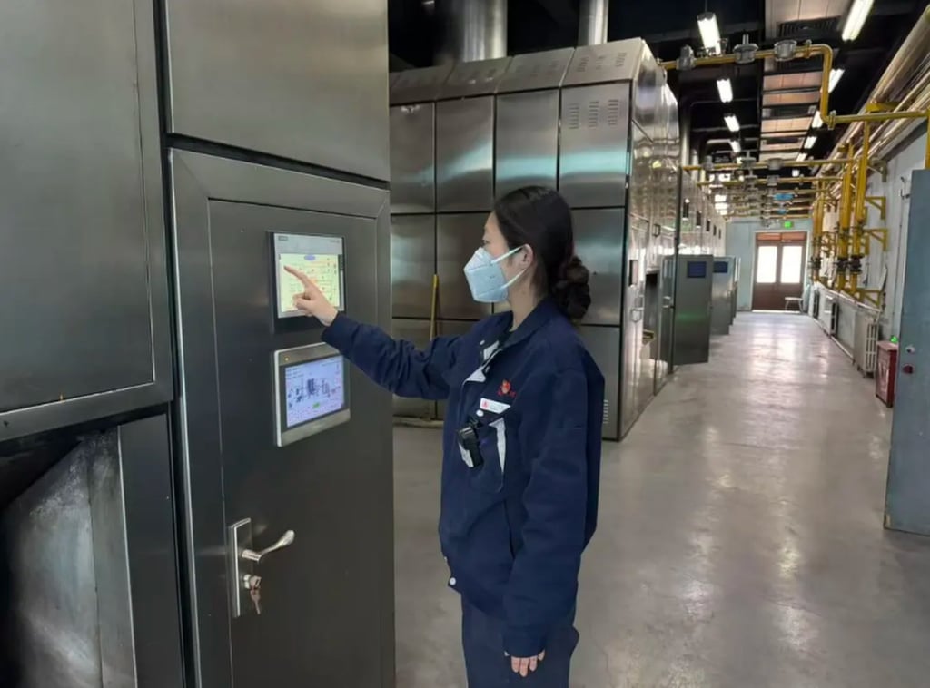 Cả thanh xu&acirc;n b&ecirc;n tro cốt: Những c&ocirc; g&aacute;i Hoa Hồng lửa sống rực rỡ giữa c&aacute;i chết - Ảnh 3.