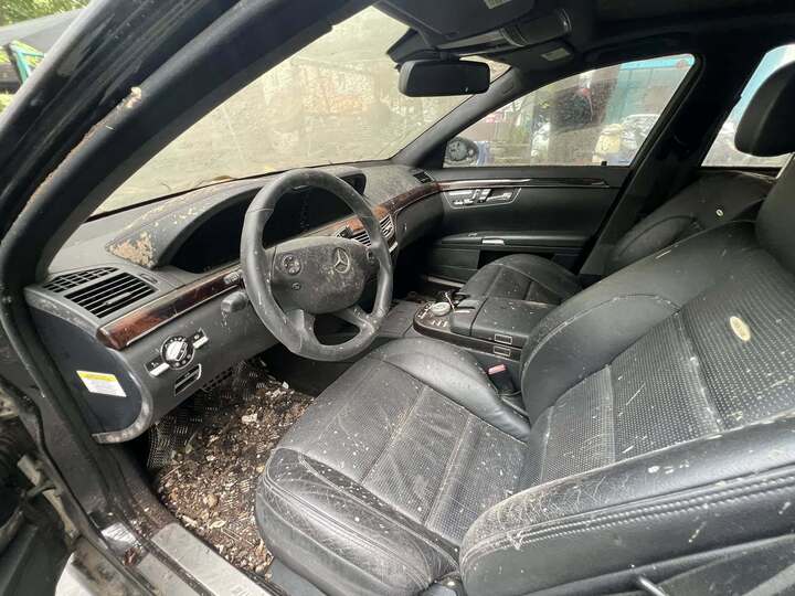 Mercedes S63 H&agrave; Nội bị bỏ qu&ecirc;n 10 năm tr&ecirc;n vỉa h&egrave; , l&agrave; tang vật vụ &aacute;n - Ảnh 2.