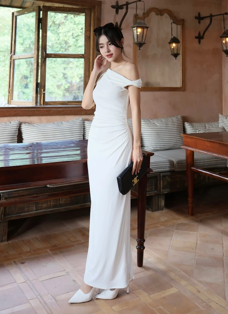 Ngọc Trinh - Tiểu Vy đọ d&aacute;ng bất ph&acirc;n thắng bại khi đụng h&agrave;ng - Ảnh 8.