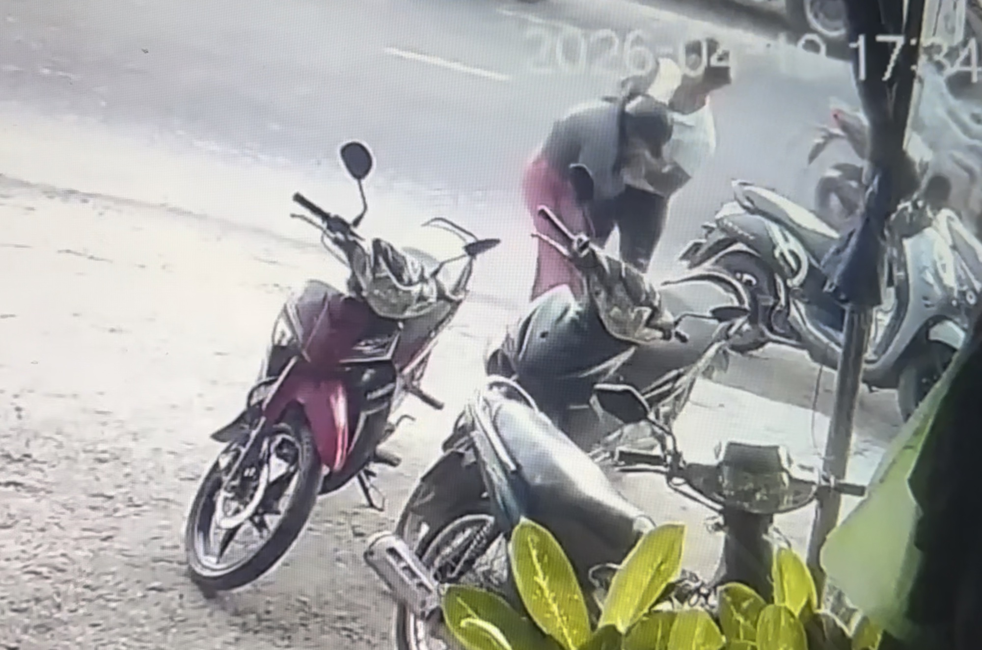 Clip: Phẫn nộ cảnh thanh ni&ecirc;n h&agrave;nh hung phụ nữ giữa đường, c&ocirc;ng an v&agrave;o cuộc - Ảnh 1.