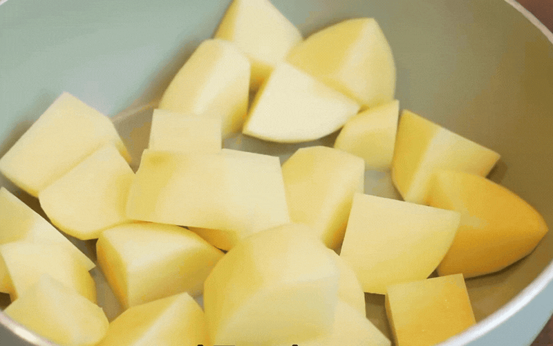 Cách làm bánh khoai tây phô mai chiên giòn rụm, béo ngậy ăn là ghiền! - Ảnh 2.