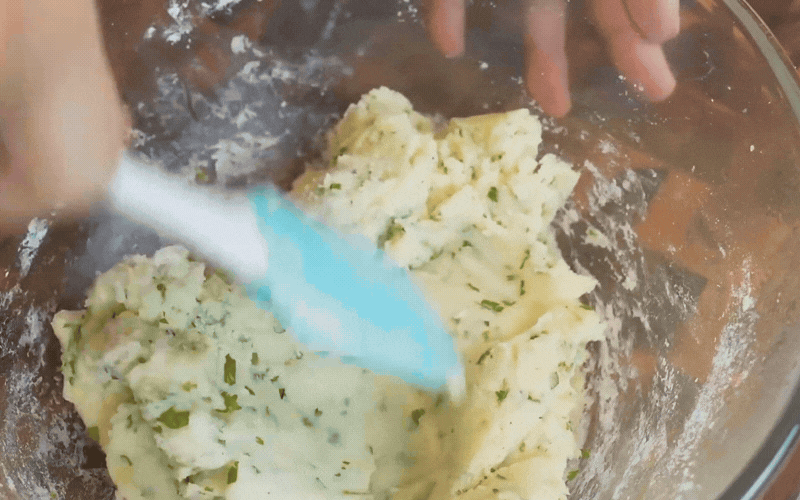 Cách làm bánh khoai tây phô mai chiên giòn rụm, béo ngậy ăn là ghiền! - Ảnh 6.