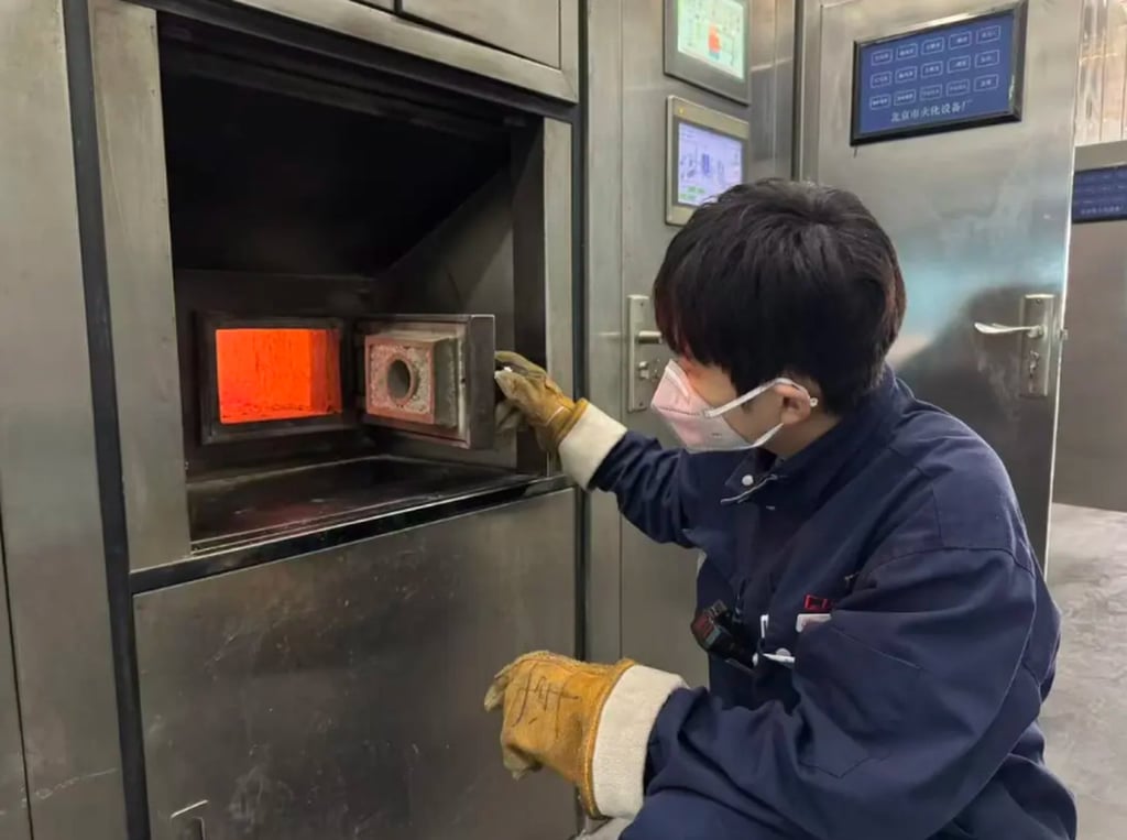 Cả thanh xu&acirc;n b&ecirc;n tro cốt: Những c&ocirc; g&aacute;i Hoa Hồng lửa sống rực rỡ giữa c&aacute;i chết - Ảnh 6.