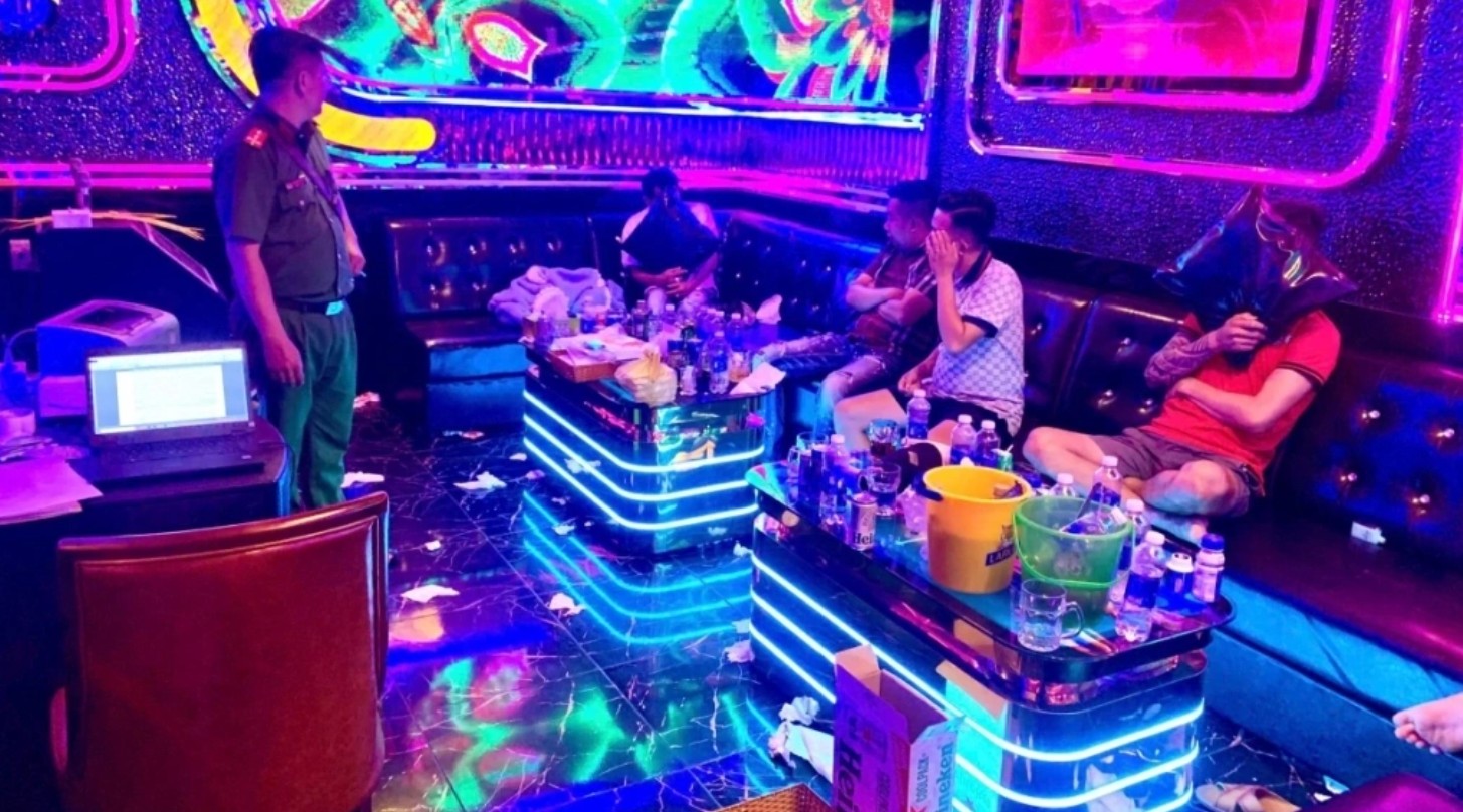 Cựu ph&oacute; chủ tịch phường H&agrave; Nội dương t&iacute;nh với ma t&uacute;y c&ugrave;ng hai nữ tiếp vi&ecirc;n trẻ - Ảnh 1.