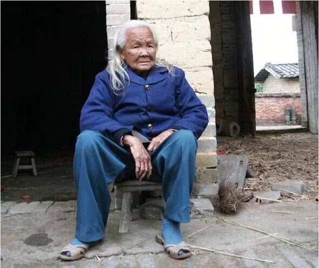 Cụ b&agrave; 95 tuổi sống lại sau 6 ng&agrave;y trong quan t&agrave;i g&acirc;y chấn động l&agrave;ng Liulou - Ảnh 1.