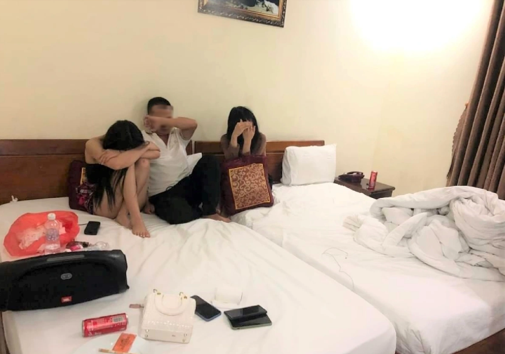 Cựu Ph&oacute; chủ tịch phường bị bắt v&igrave; tổ chức sử dụng ma t&uacute;y trong nh&agrave; nghỉ - Ảnh 1.