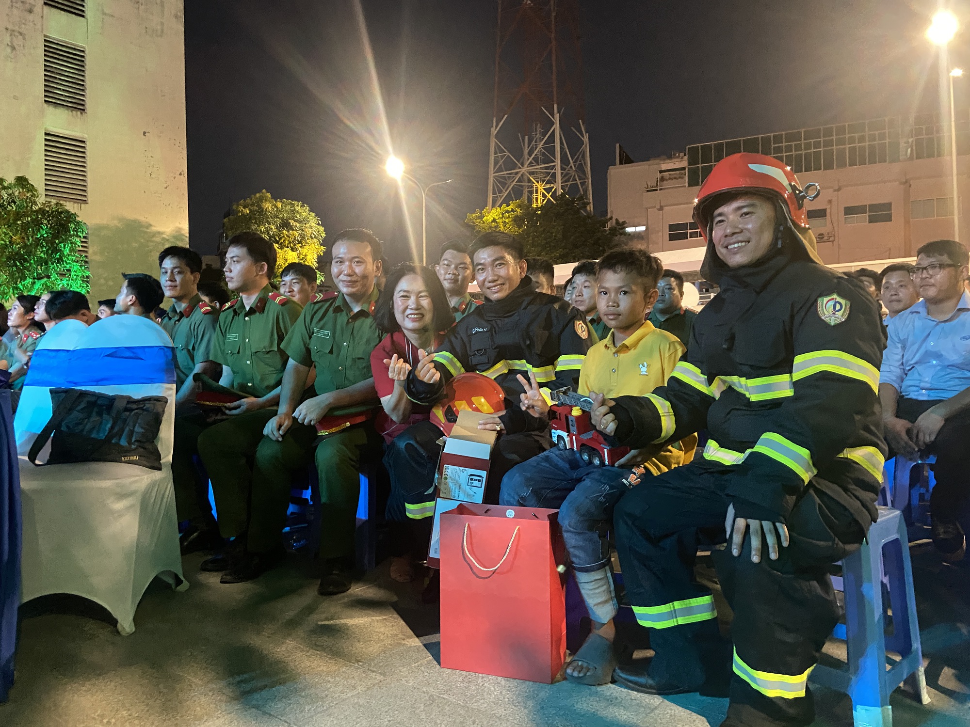 Cuộc giải cứu b&eacute; trai TP . HCM đầy cảm x&uacute;c giữa hai bức tường v&agrave; l&ograve;ng nh&acirc;n &aacute;i của những người l&iacute;nh - Ảnh 3.