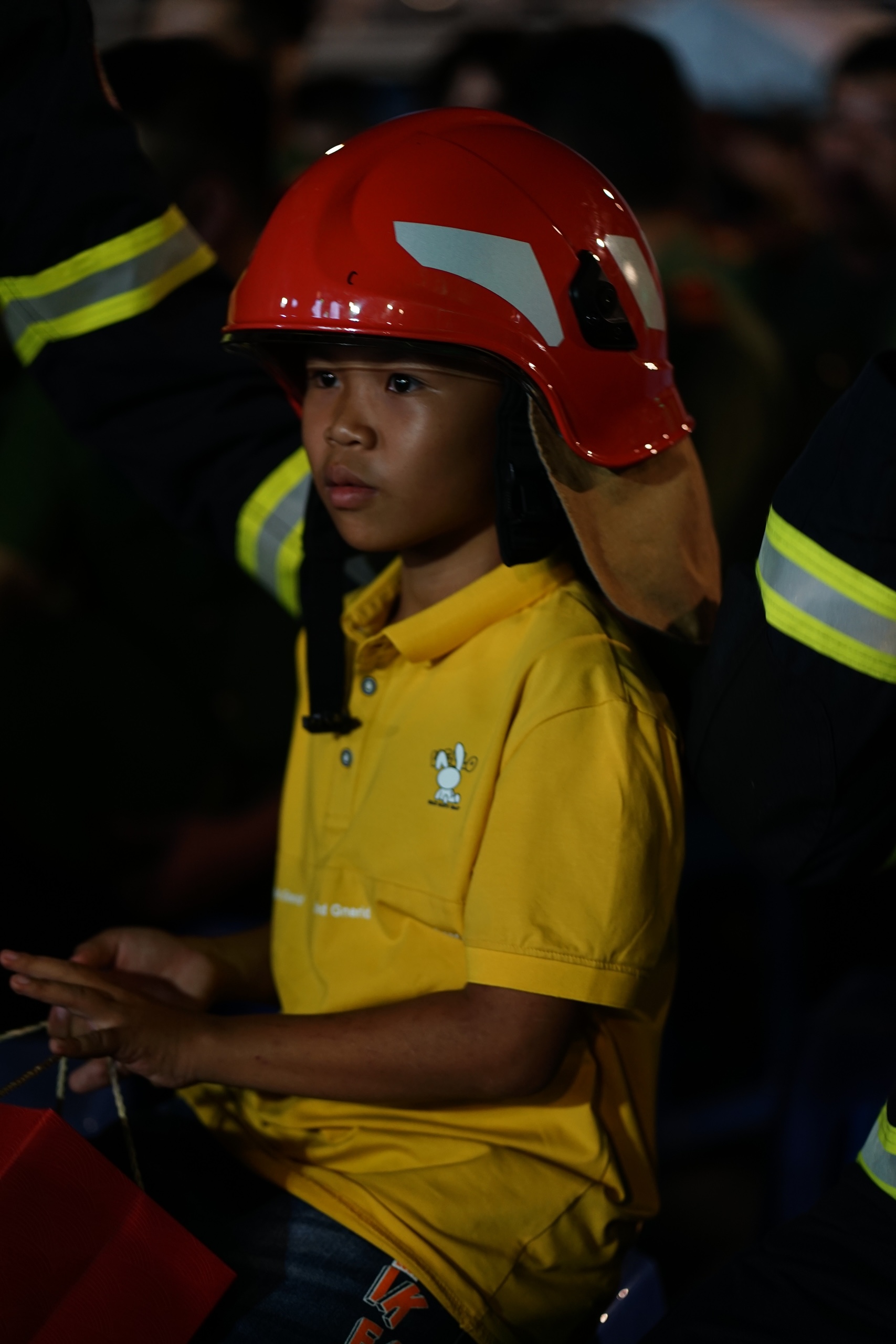 Cuộc giải cứu b&eacute; trai TP . HCM đầy cảm x&uacute;c giữa hai bức tường v&agrave; l&ograve;ng nh&acirc;n &aacute;i của những người l&iacute;nh - Ảnh 4.