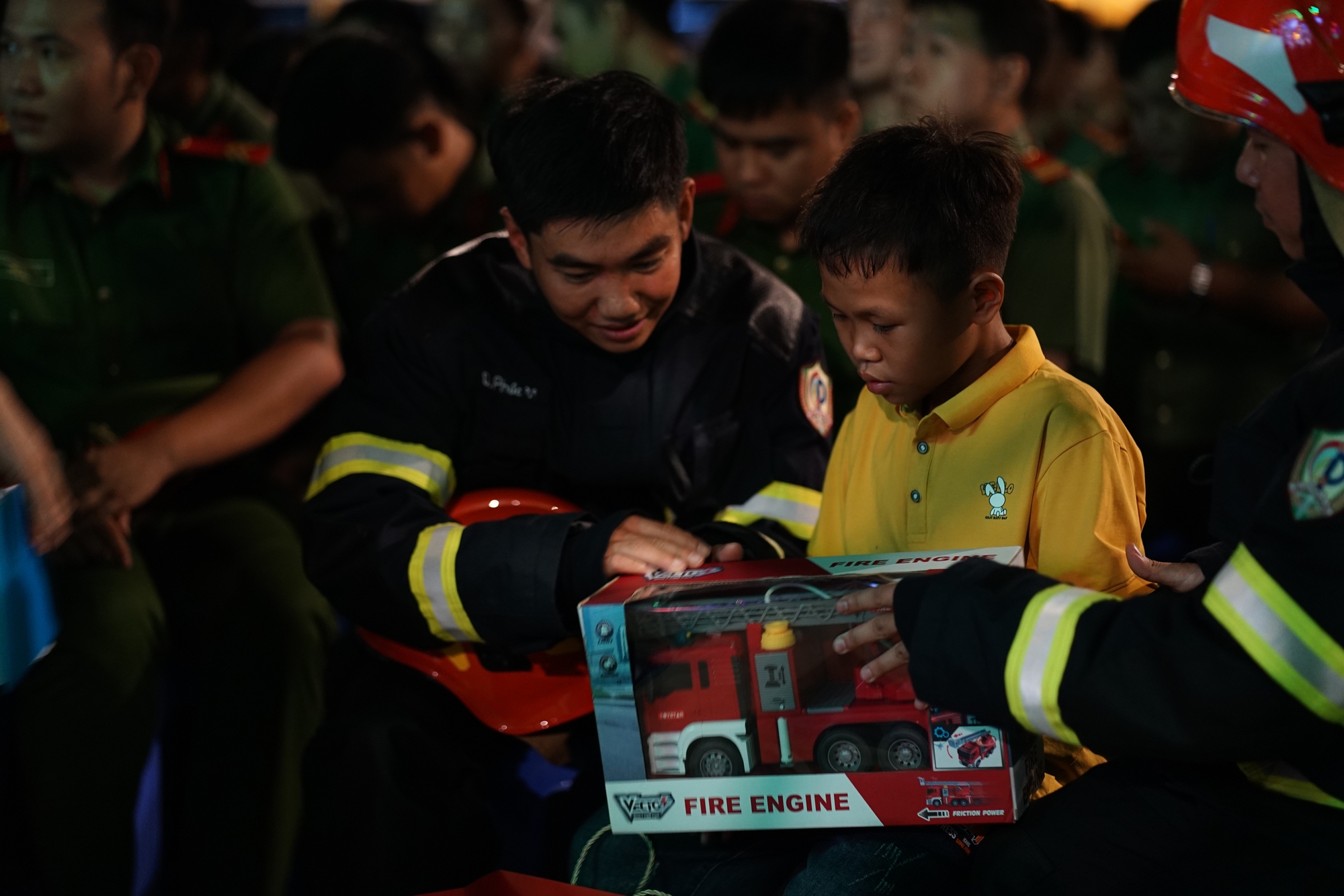 Cuộc giải cứu b&eacute; trai TP . HCM đầy cảm x&uacute;c giữa hai bức tường v&agrave; l&ograve;ng nh&acirc;n &aacute;i của những người l&iacute;nh - Ảnh 5.