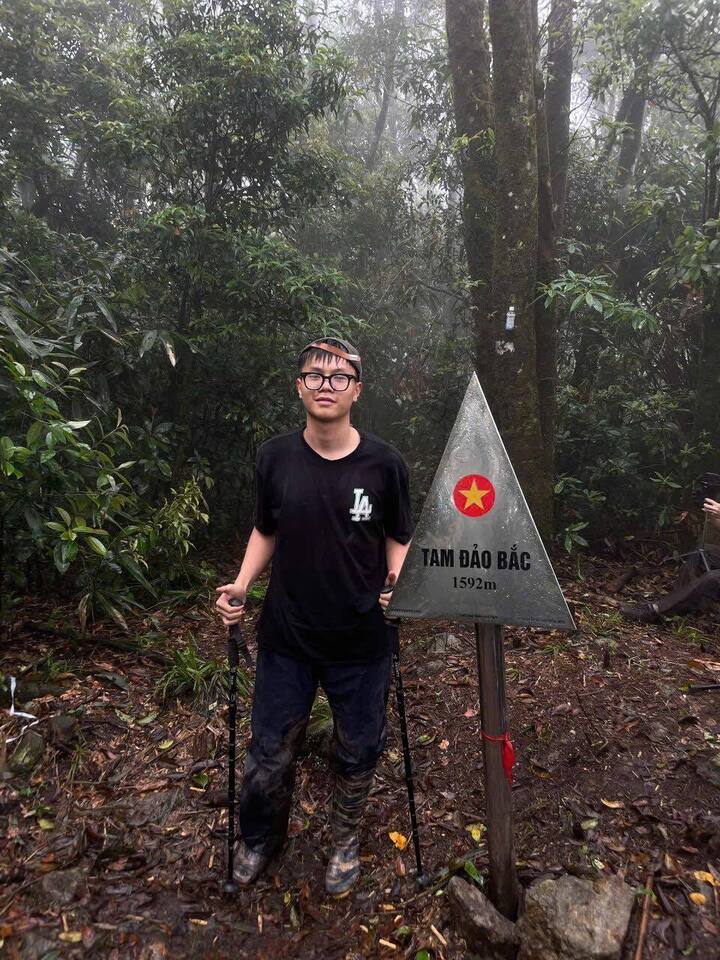 T&igrave;m kiếm nam sinh mất t&iacute;ch ở Tam Đảo: Hơn 100 người c&ugrave;ng flycam hỗ trợ - Ảnh 1.