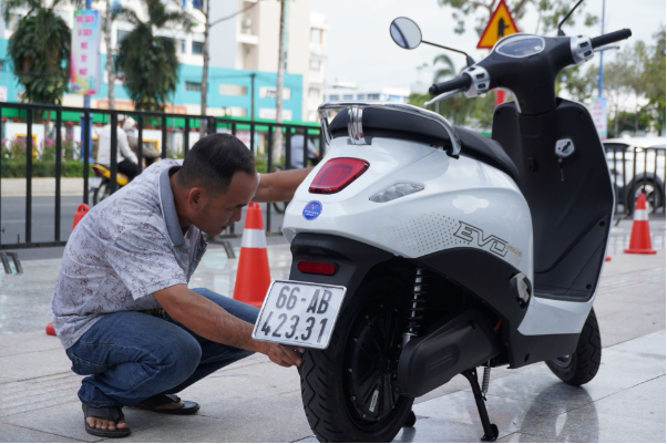 Người d&acirc;n chốt đơn liền tay xe m&aacute;y điện VinFast tại sự kiện Đổi xăng lấy điện - Ảnh 2.