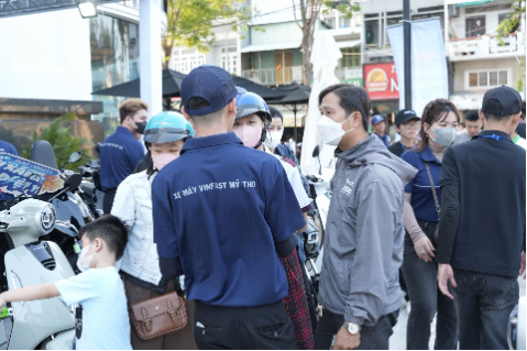 Người d&acirc;n chốt đơn liền tay xe m&aacute;y điện VinFast tại sự kiện Đổi xăng lấy điện - Ảnh 1.