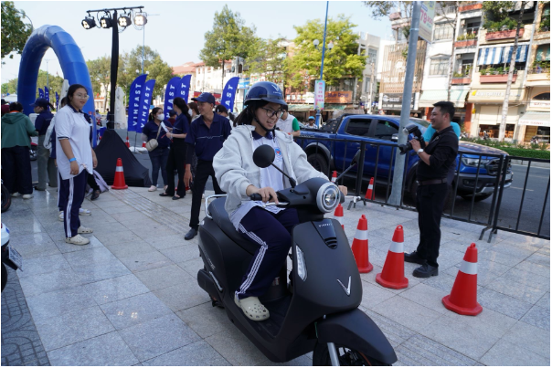 Người d&acirc;n chốt đơn liền tay xe m&aacute;y điện VinFast tại sự kiện Đổi xăng lấy điện - Ảnh 3.