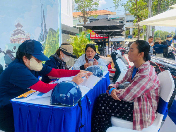 Người d&acirc;n chốt đơn liền tay xe m&aacute;y điện VinFast tại sự kiện Đổi xăng lấy điện - Ảnh 5.