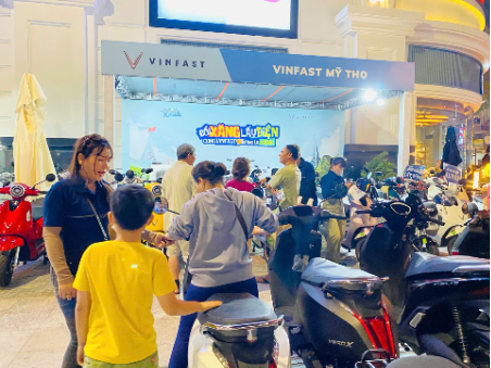 Người d&acirc;n chốt đơn liền tay xe m&aacute;y điện VinFast tại sự kiện Đổi xăng lấy điện - Ảnh 6.