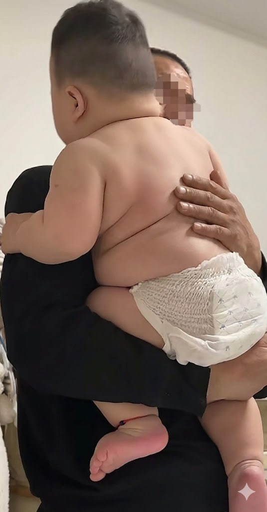 Em bé 1 tuổi nặng 17,5kg gây sốt mạng, ông ngoại bế cháu mà như bị cháu bế lại - Ảnh 1.