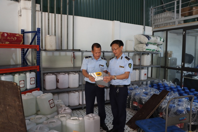 Kiểm tra bất ngờ hộ kinh doanh tại H&agrave; Nội: Xử phạt h&agrave;ng tỷ đồng v&agrave; chuyển cơ quan điều tra - Ảnh 1.