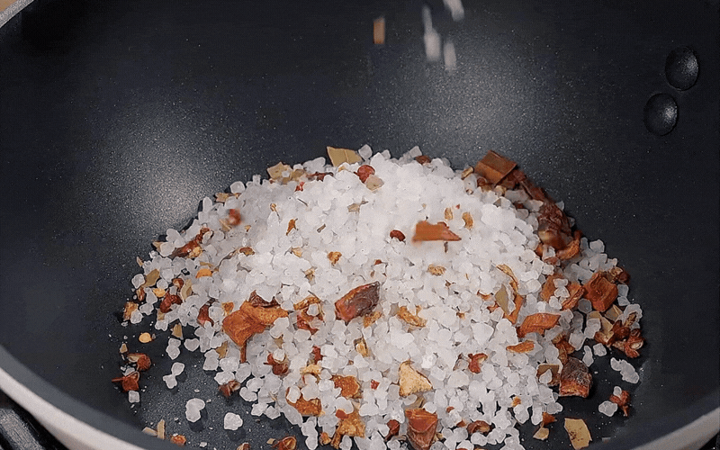 Đừng đem sườn đi xào chua ngọt nữa, thử ngay cách luộc ủ muối này đảm bảo cả nhà vét sạch nồi - Ảnh 2.