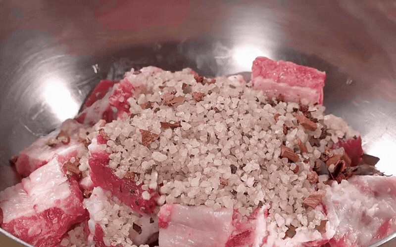 Đừng đem sườn đi xào chua ngọt nữa, thử ngay cách luộc ủ muối này đảm bảo cả nhà vét sạch nồi - Ảnh 4.