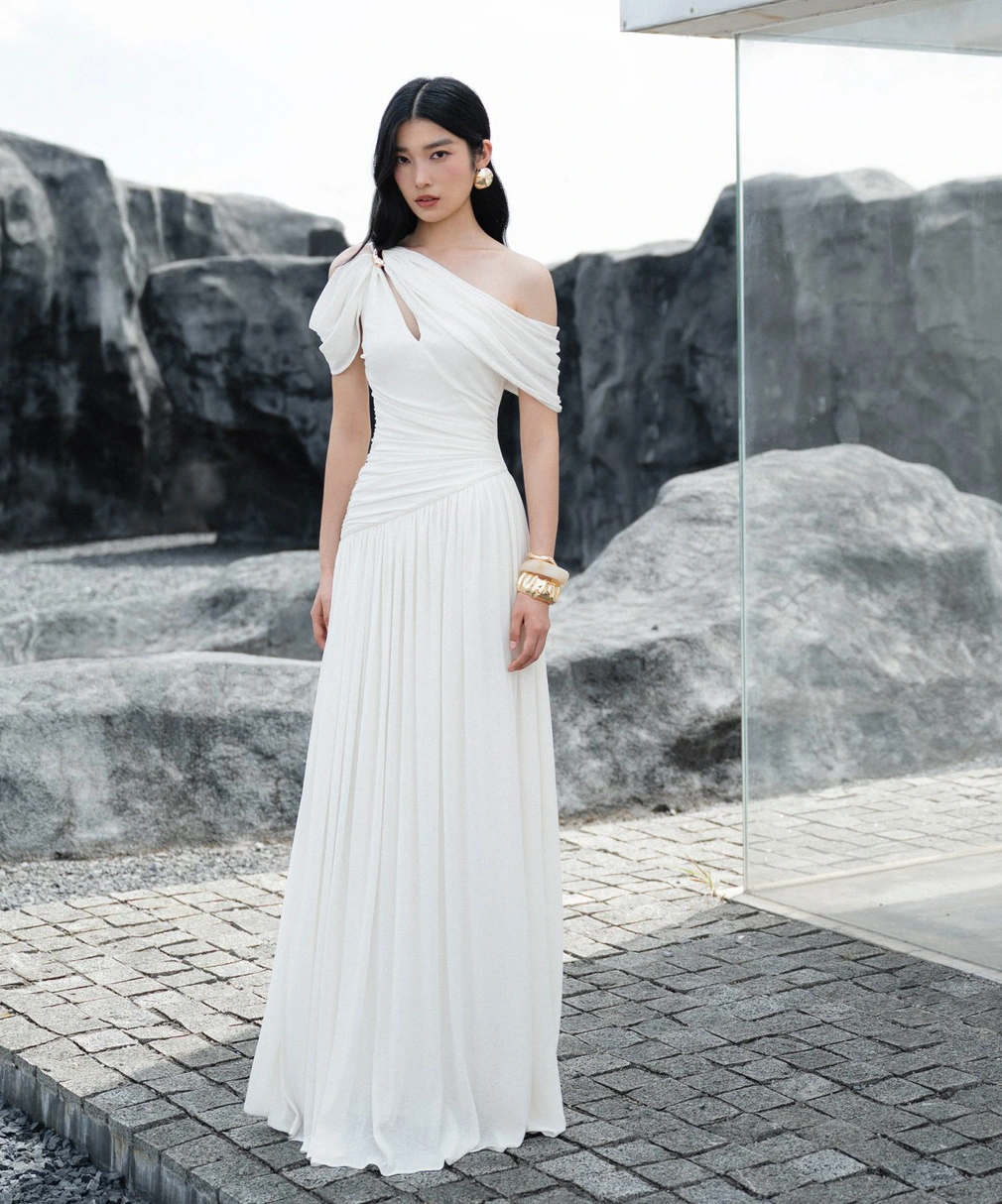 Ngọc Trinh - Tiểu Vy đọ d&aacute;ng bất ph&acirc;n thắng bại khi đụng h&agrave;ng - Ảnh 4.