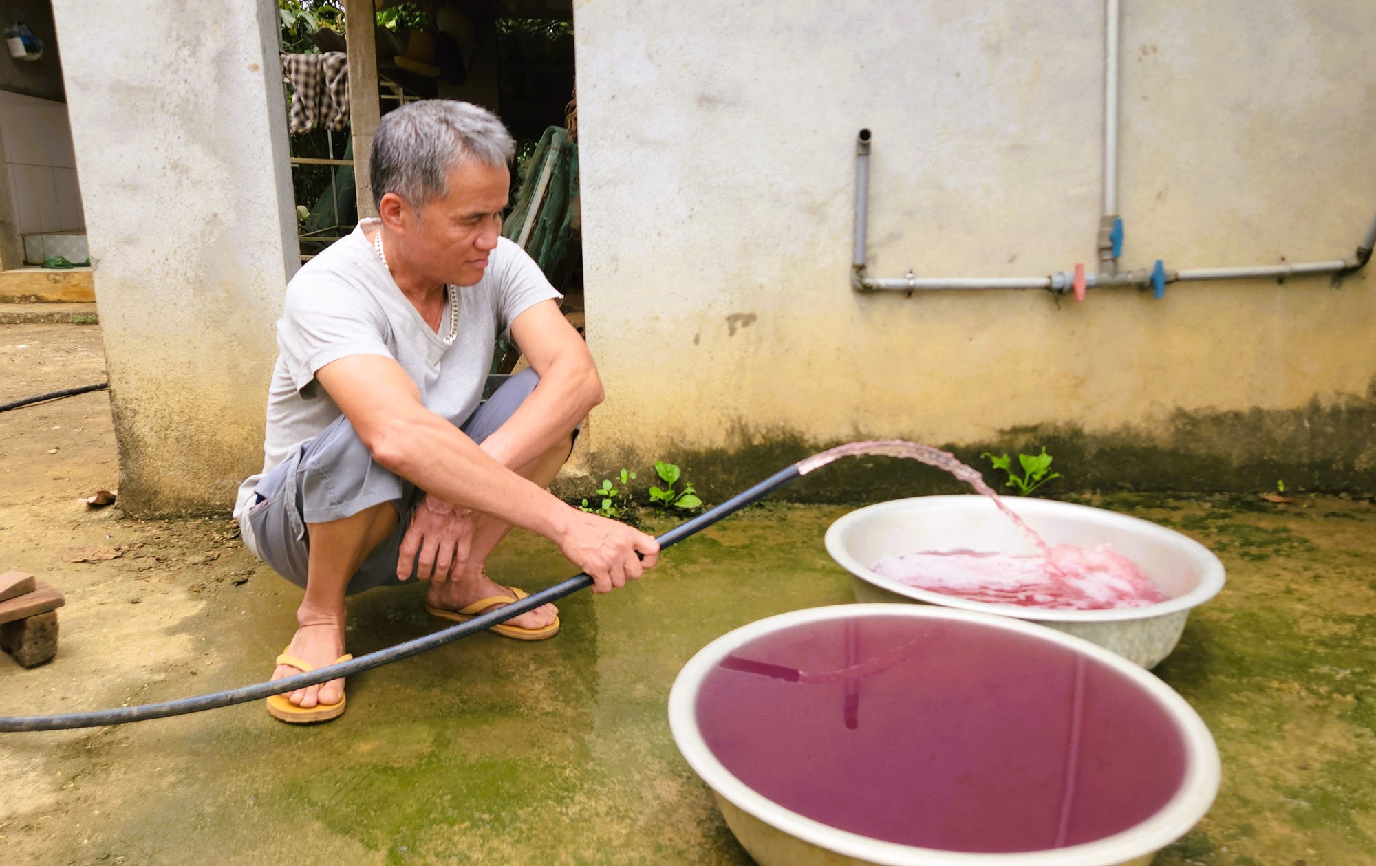 C05 Bộ C&ocirc;ng an v&agrave;o cuộc vụ nước giếng khoan nh&agrave; d&acirc;n đổi m&agrave;u t&iacute;m bất thường - Ảnh 3.