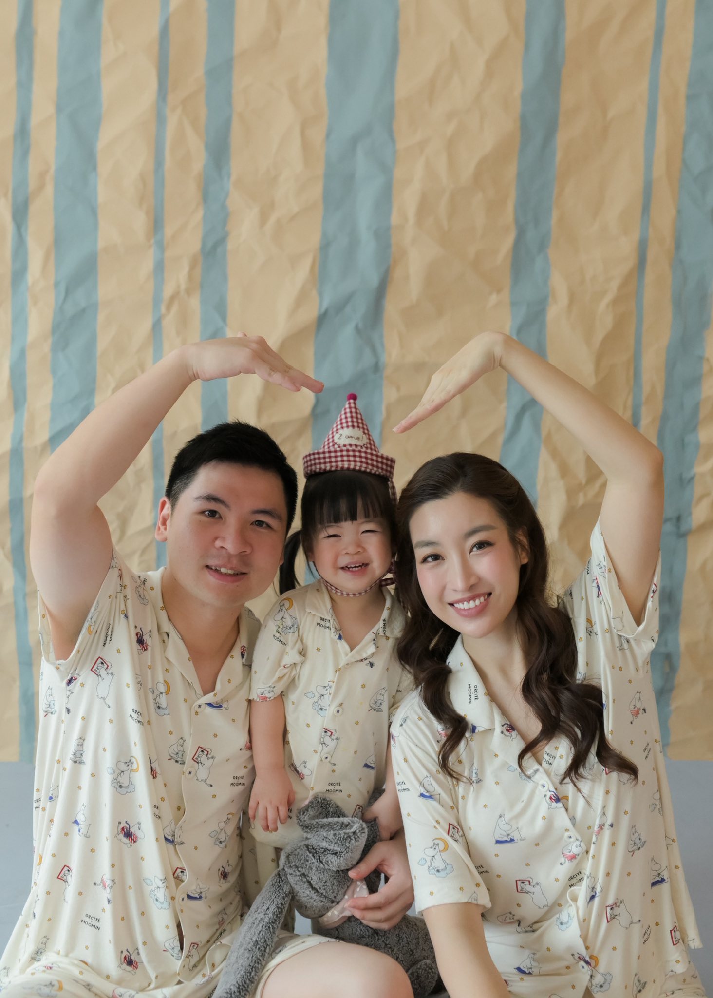 Sinh nhật ấm c&uacute;ng của mẹ chồng Đỗ Mỹ Linh v&agrave; những khoảnh khắc đ&aacute;ng y&ecirc;u b&ecirc;n con - Ảnh 4.