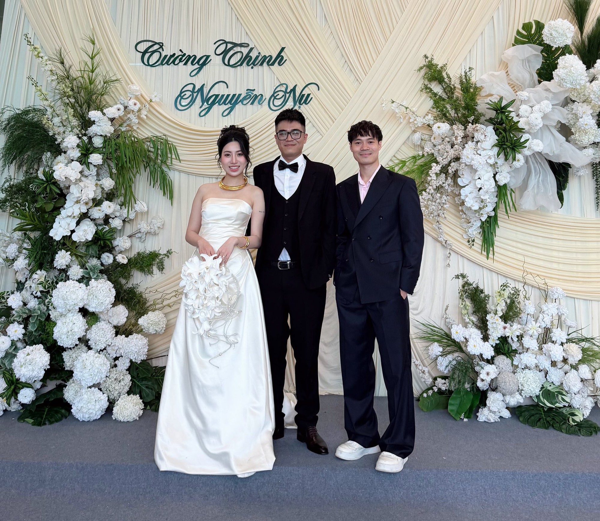 Cầu thủ Văn To&agrave;n lịch l&atilde;m với vest cổ điển xen hiện đại trong tiệc cưới em g&aacute;i- Ảnh 2.