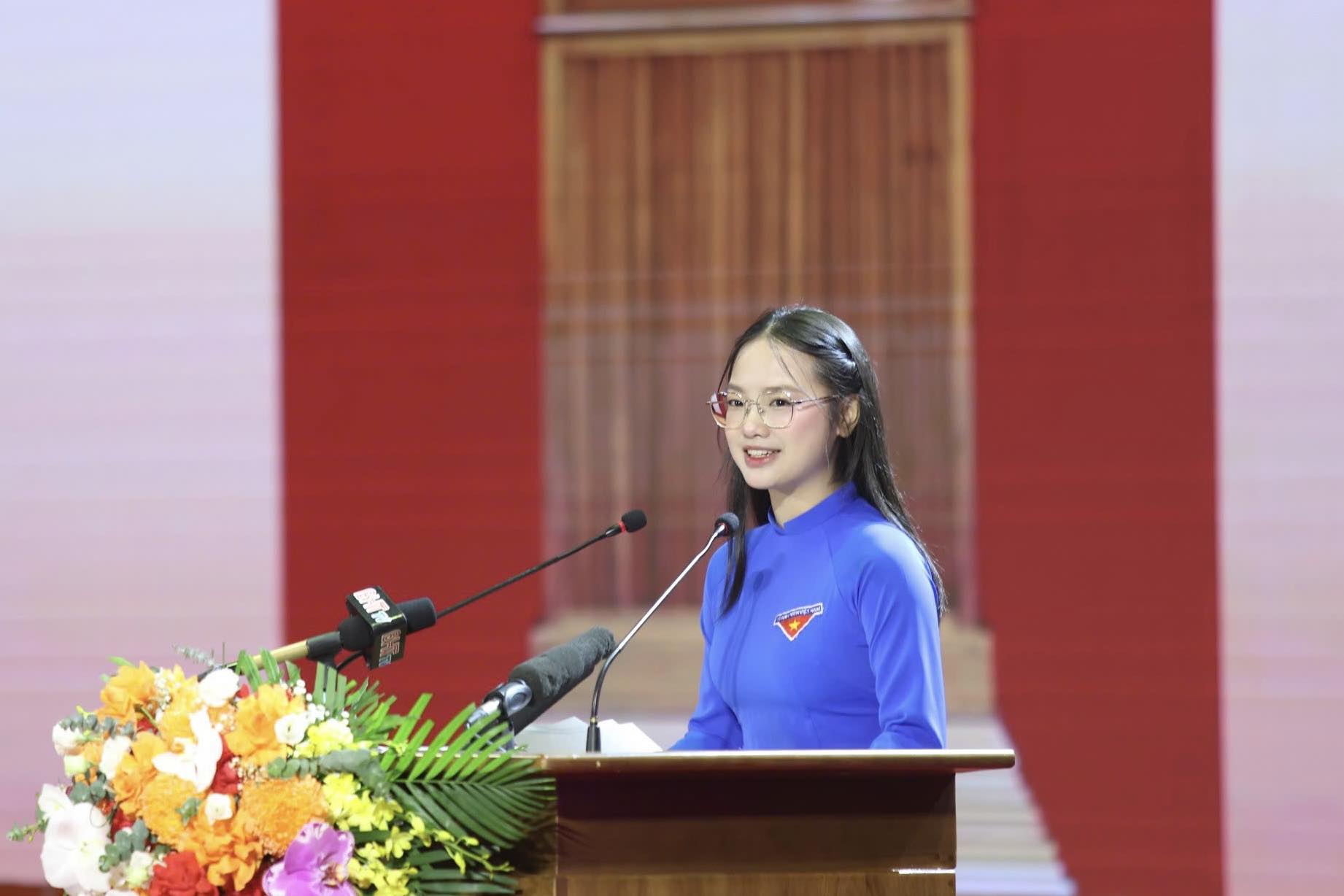 Nữ sinh H&agrave; Tĩnh B&ugrave;i H&agrave; Vy g&acirc;y b&atilde;o mạng x&atilde; hội với b&agrave;i ph&aacute;t biểu ấn tượng trong năm 2026 - Ảnh 1.