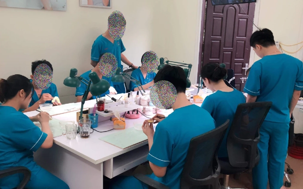 Vạch chi&ecirc;u moi tiền l&agrave;m răng sứ: Tiền mất tật mang - Ảnh 1.