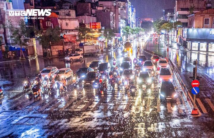 Miền Bắc đ&oacute;n kh&ocirc;ng kh&iacute; lạnh g&acirc;y mưa lớn v&agrave; d&ocirc;ng lốc từ chiều tối 22 / 4 - Ảnh 1.